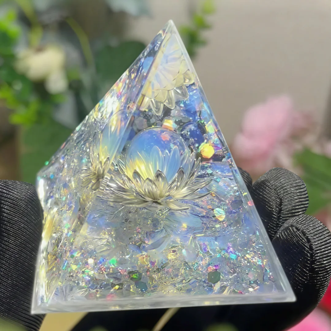 1 Stück Weiße Lotusblumen-Opal-Orgonit-Pyramide, Dekoratives Wohnaccessoire, Lebensblumen-Design, Energiepyramide für Innendekoration – Detail 5
