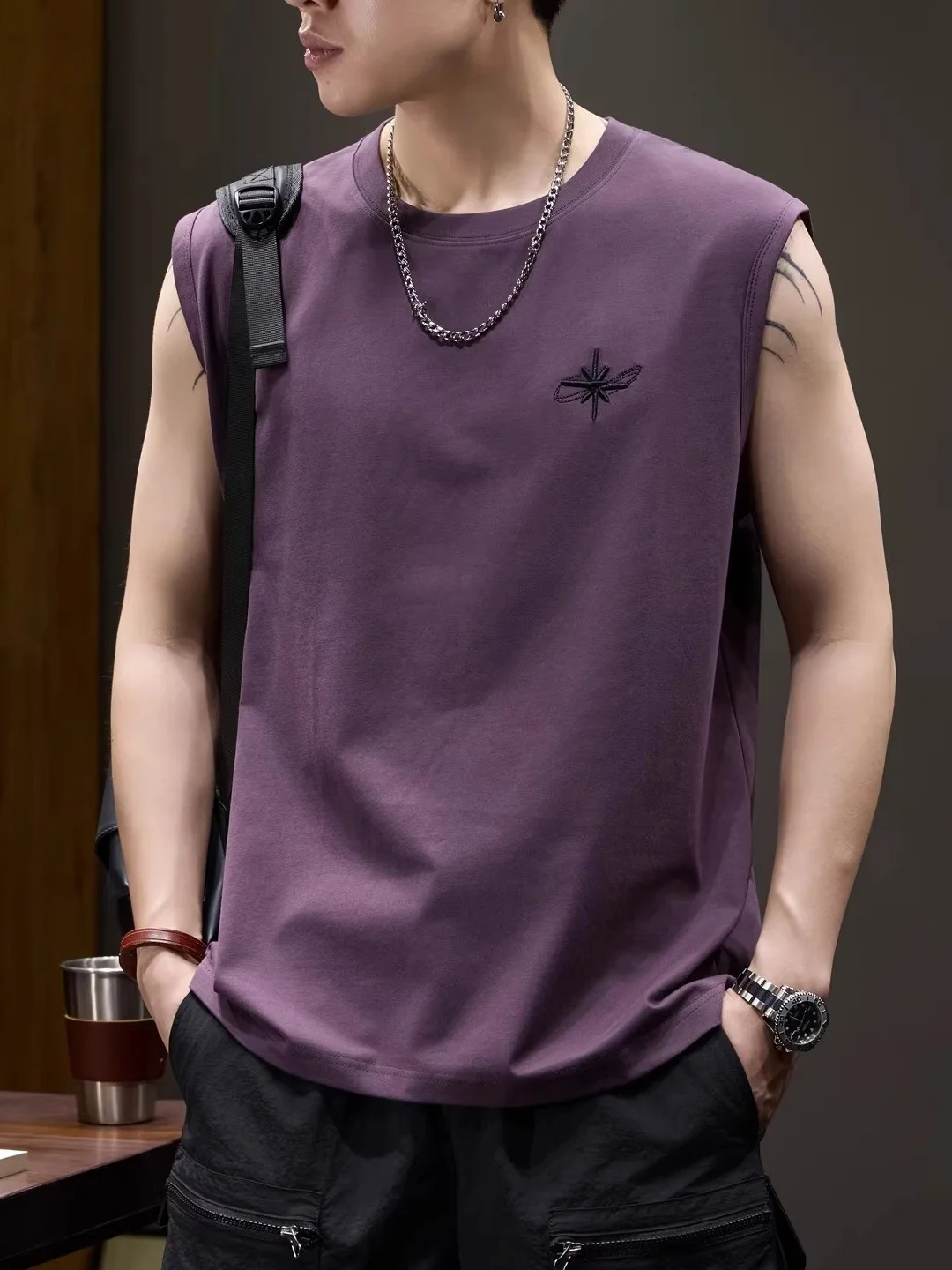 

Модная спортивная майка для мужчин, свободная повседневная футболка с вышивкой, круглый вырез, дышащая, приятная к телу.