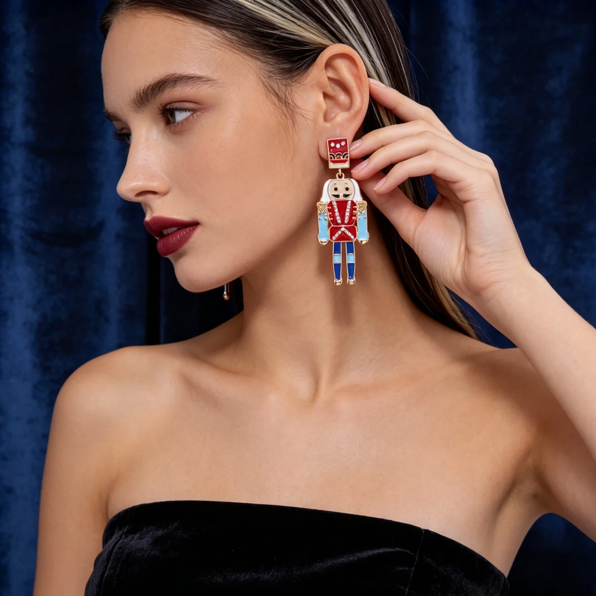 Weihnachtliche Strass-Ohrringe mit rotem und blauem Emaille-Nussknacker für Damen, niedliche, bunte, gestreifte, soldatenförmige Ohrringe, Schmuck. – Detail 10
