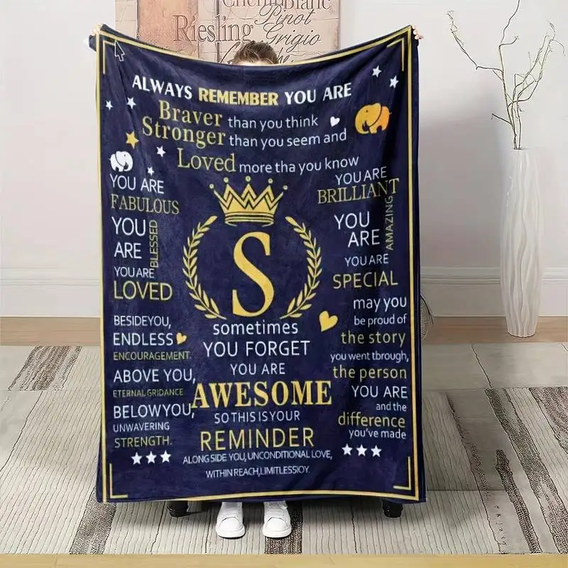 

Мягкий плед с мотивирующей надписью и монограммой «S» — плед с цитатами для теплого и уютного домашнего декора