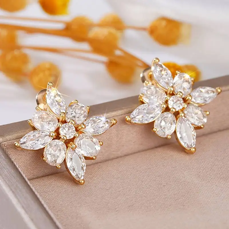 Huitan Ästhetisches Blumendesign Damen-Ohrstecker, elegantes Party-Accessoire, goldfarben/silberfarben, Hochzeitsschmuck mit eingelegtem CZ