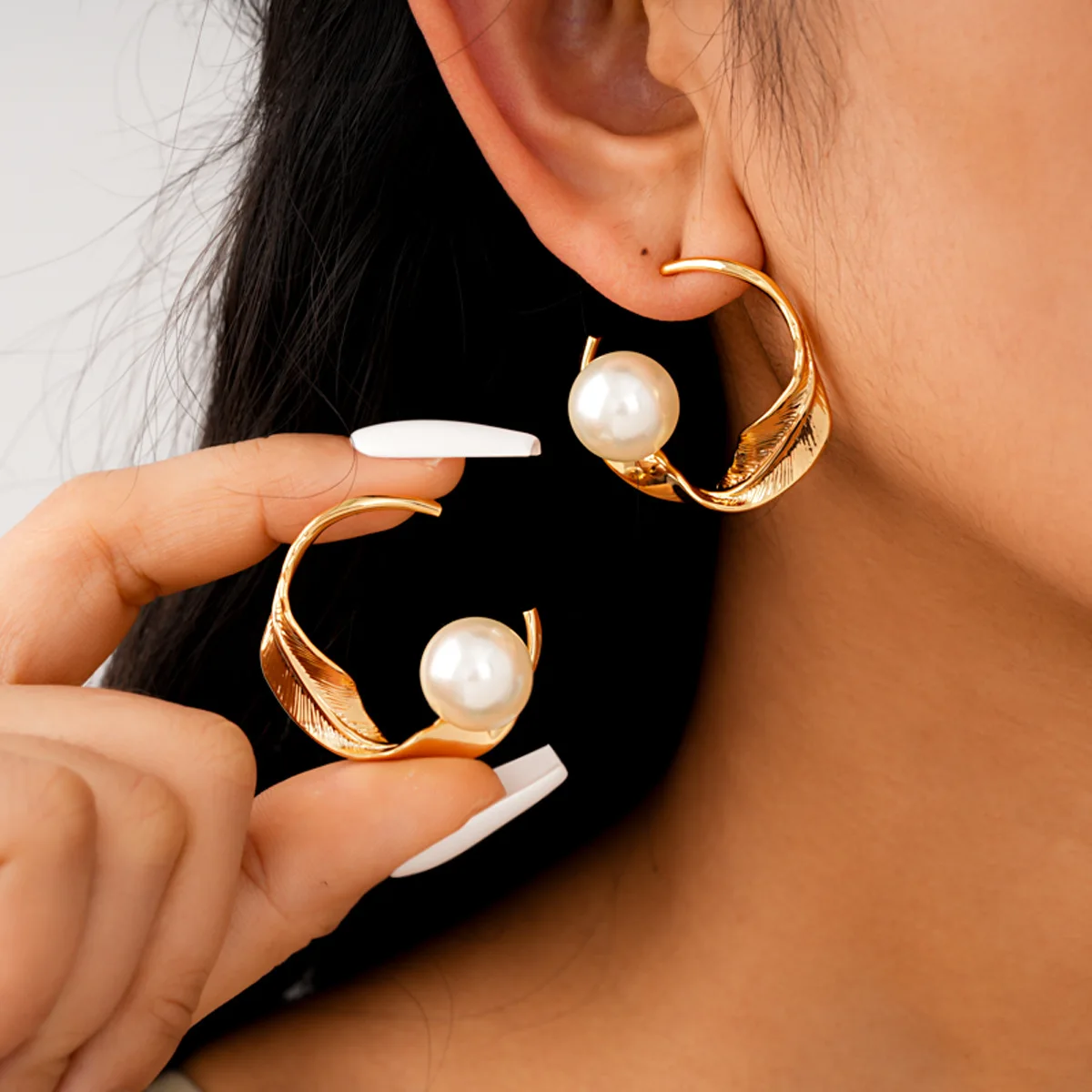 Round Twisted Striped Pearl Stud Earrings Commuter Versatile Earrings Light Luxury Premium Earrings Women