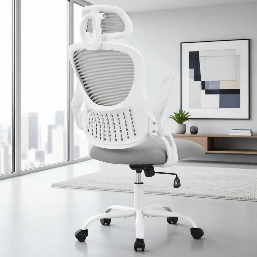 

Эргономичное офисное кресло с высокой спинкой, сетчатой обивкой, регулируемыми подлокотниками, поясничной поддержкой и колесиками для комфортного использования дома, в кабинете или на работе.