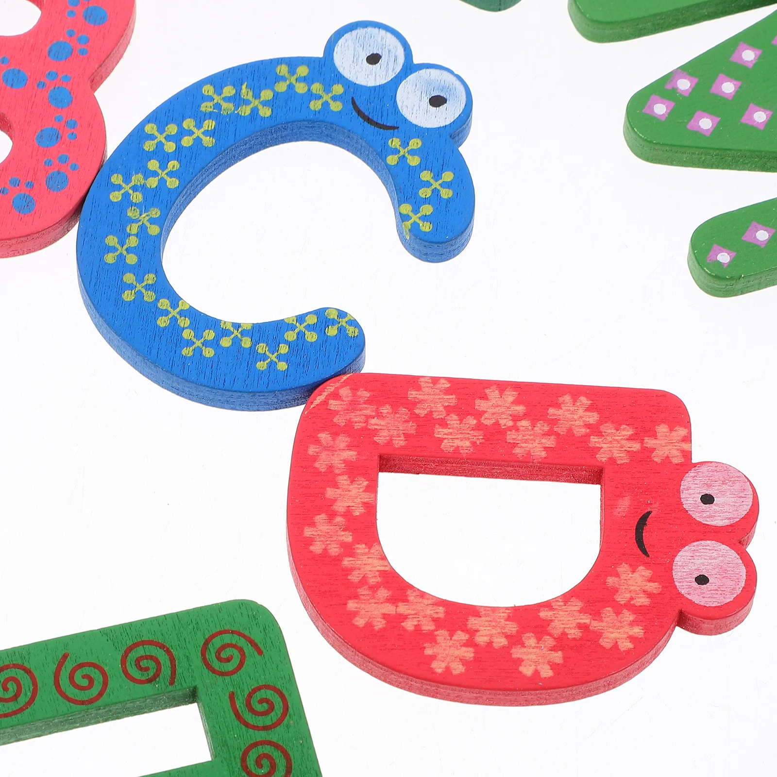 แม่เหล็กตัวอักษรไม้ 26 ชิ้น ตัวอักษร A-Z หลากสีสัน ลายการ์ตูน สติ๊กเกอร์ติดตู้เย็น ของเล่นเสริมพัฒนาการสำหรับเด็ก