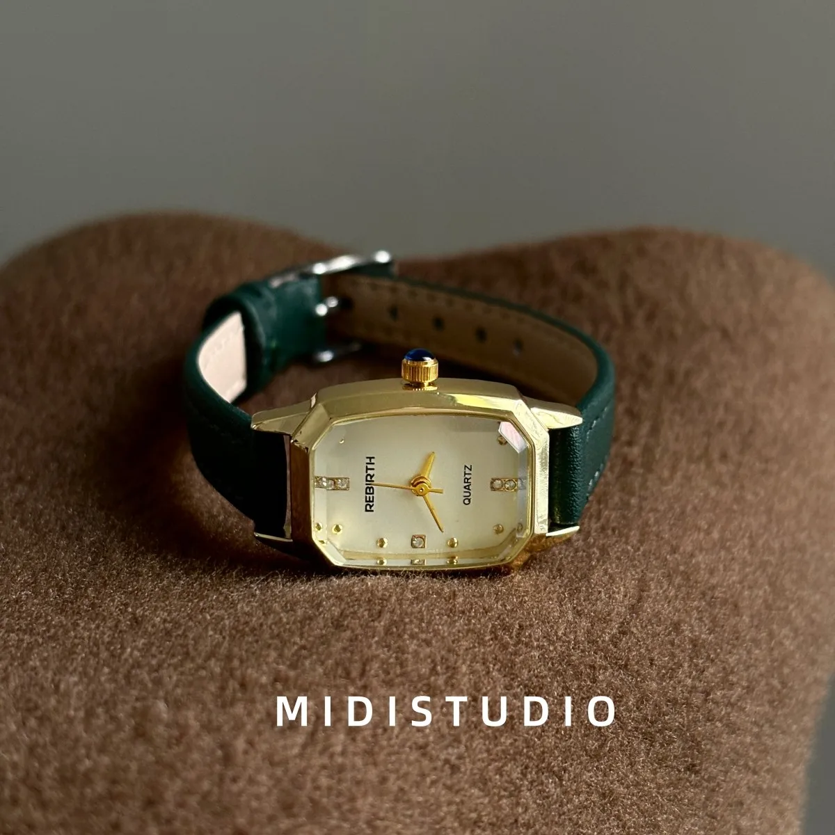 

New Leather Strap Vintage-Style High-End, Simple, Compact, And Exquisite Women'S Quartz Watch. A Fashionable Quartz Wristwatch.