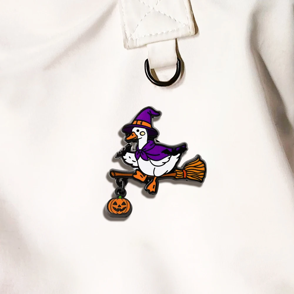 Lila Zaubererhut Umhang Hexe Gans Emaille-Pin Magische Ente Fledermaus Brosche Kürbis-Anhänger Halloween-Geschenk Abzeichen Accessoire – Detail 6