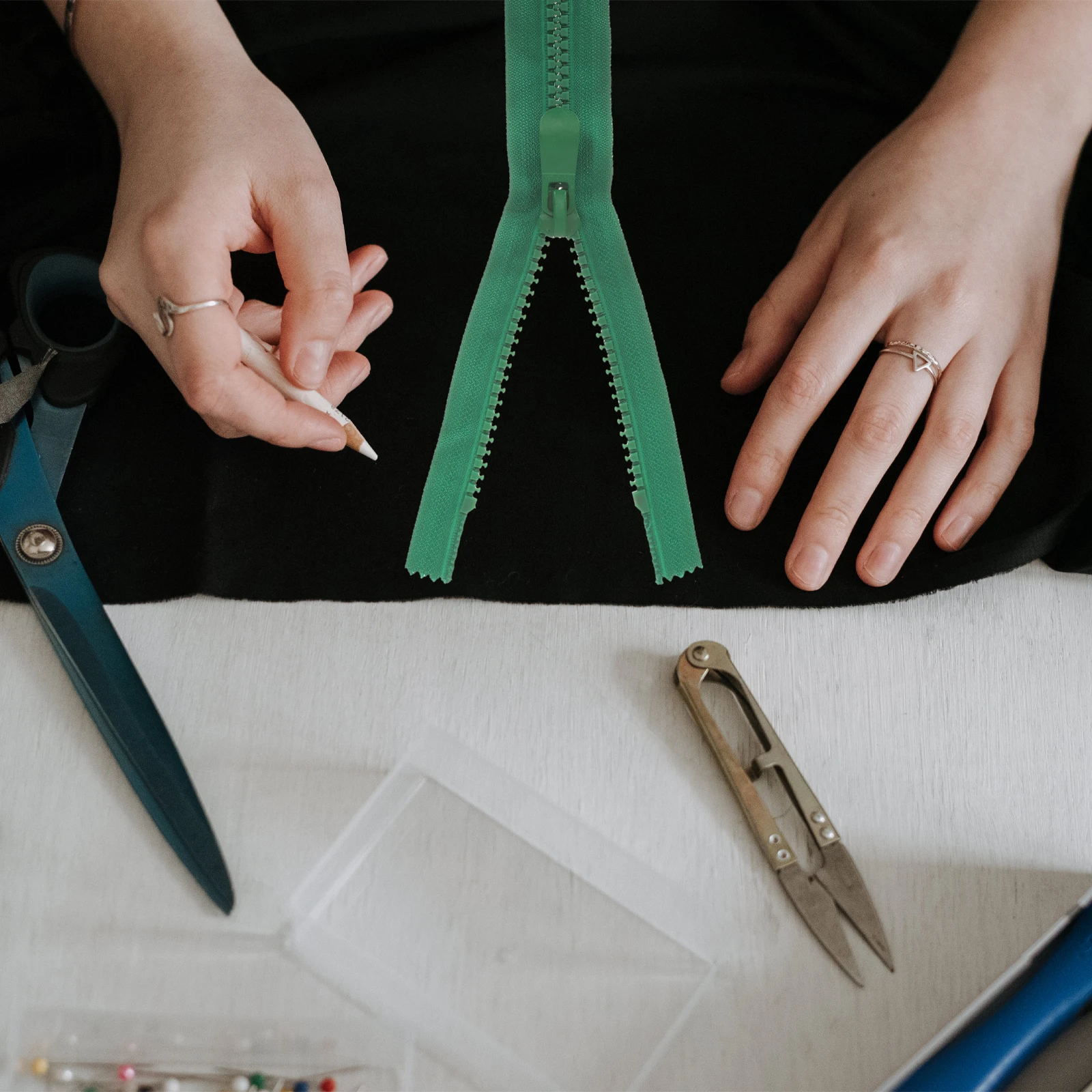 

5Pcs Resin Colorful Zipper Strips for Sewing Clothing Bags DIY Crafts Multi-Use Zipper Replacement Accessories