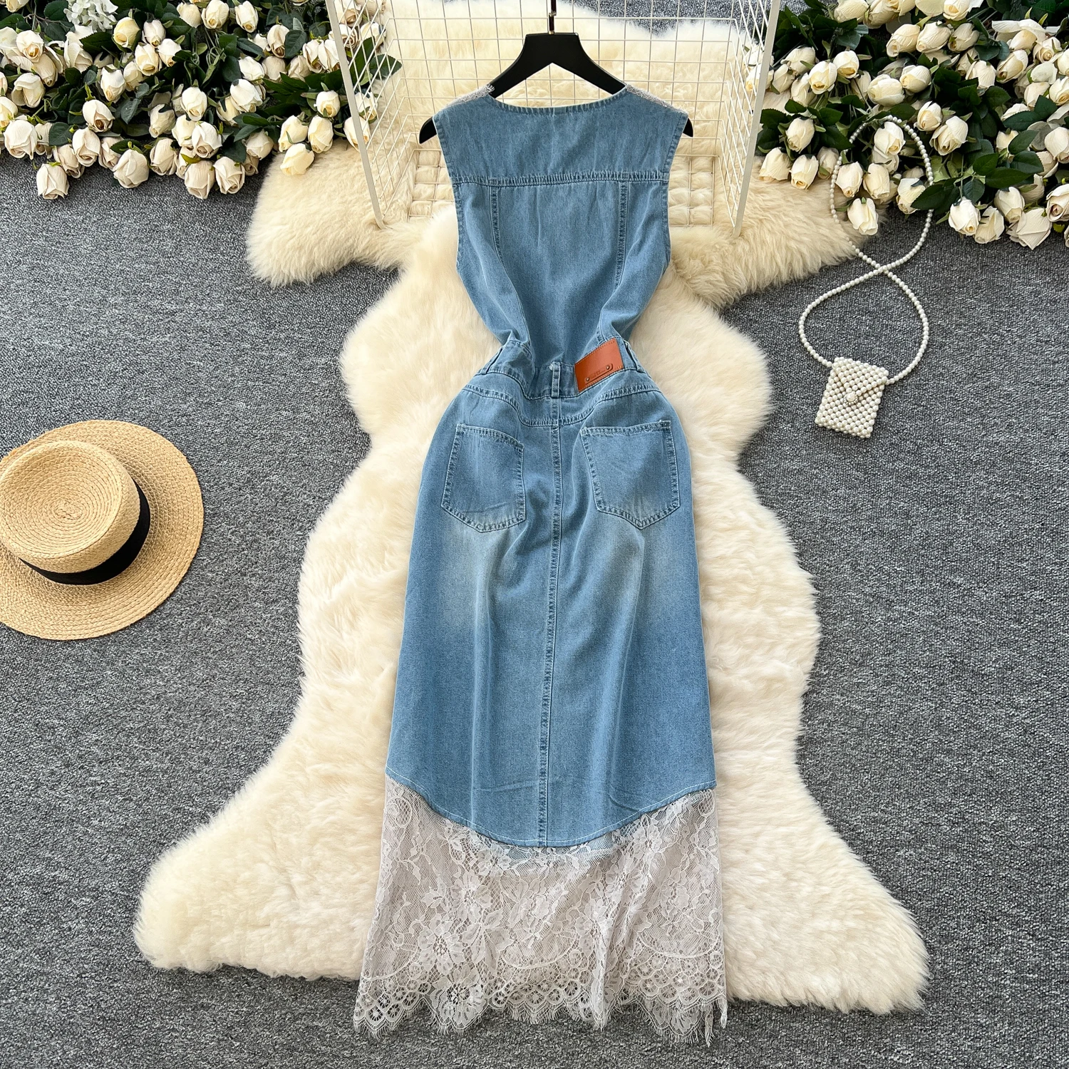 Fashion Lace Splicing Denim Dresses Women Vintage V-Neck Sleeveless Slim Dress Summer Chic Button Design Mid-Length Dress
