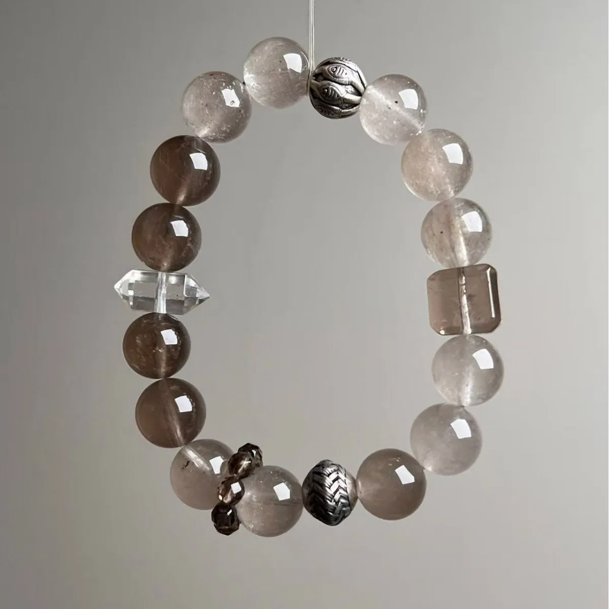 

Natural Crystal Bracelet, Gray Rabbit Hair Tea Crystal Male and Female Couples Crystal Bracelet, Fashionable and Light Luxury