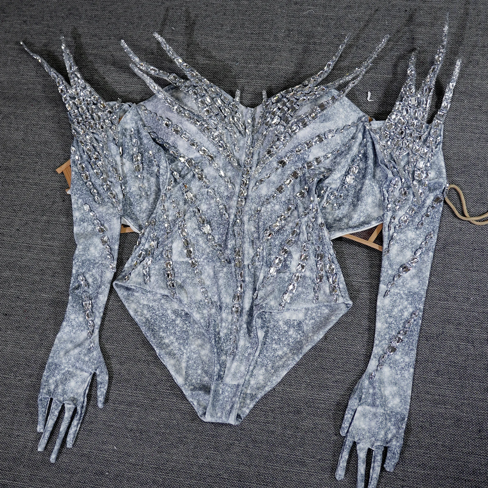 Combinaison grise scintillante en strass avec gants à sequins 3D en forme d'épines pour femme, idéale pour fête d'anniversaire, costume de scène, Drag Queen, Gogo Dancer, DJ, tenue de rave