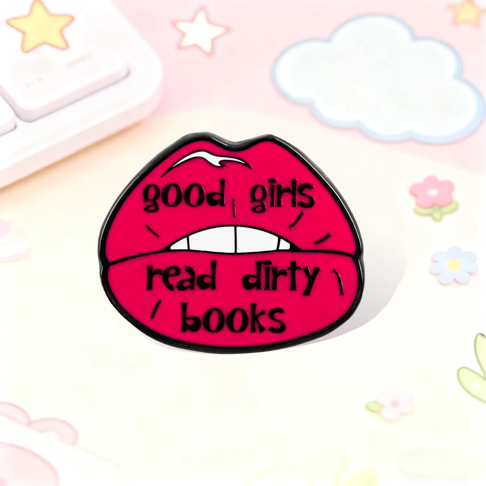Brosche „Gute Mädchen lesen Bücher“, personalisierte Brosche mit rotem Lippen-Slogan, englischer humorvoller Satz, Emaille-Anstecknadel, modisches Accessoire, Geschenk – Detail 6