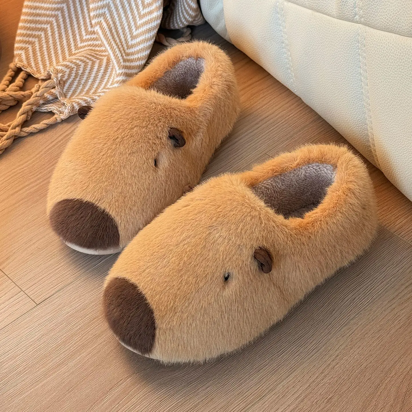 

New adorable capybara themed slip-on slippers with soft cushioned heels unisex couples comfy stylish soft fleece slippers women