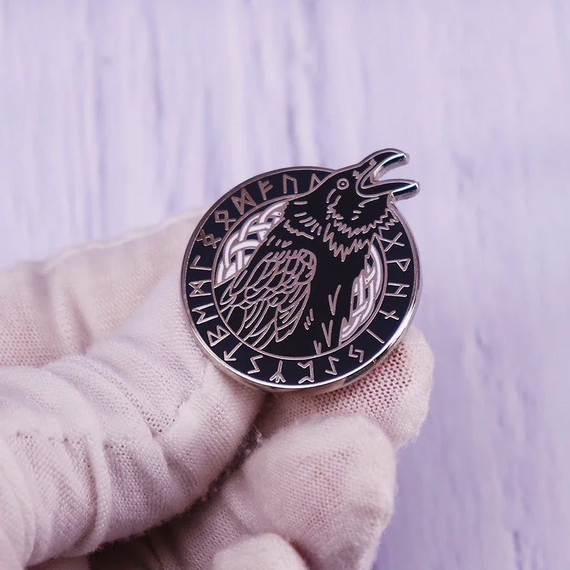 Pin esmaltado vikingo Odin Raven, cuervo con runas y símbolos rúnicos escandinavos, broche con alfabeto