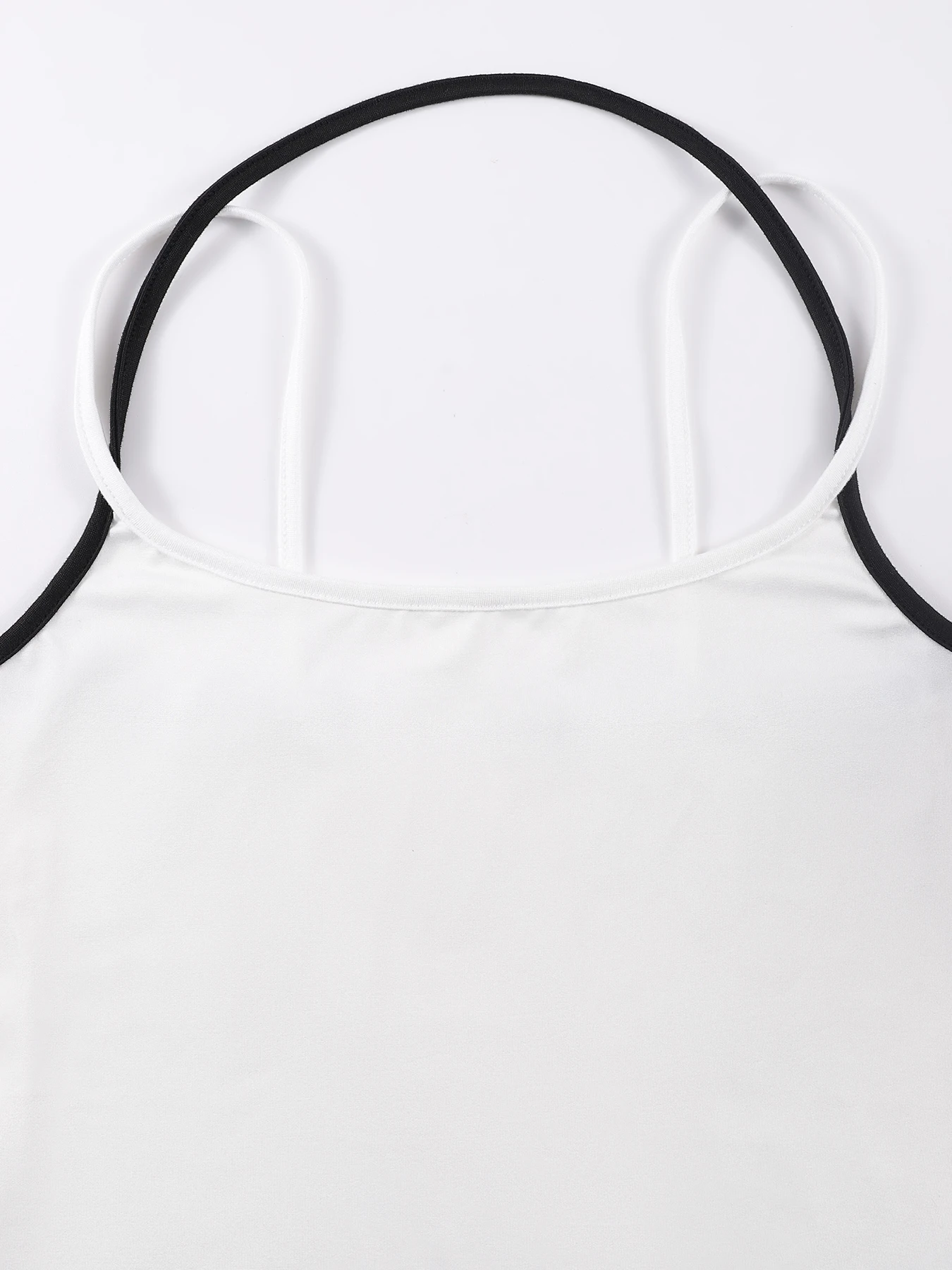 Vista posterior del pantalón corto de verano para mujer con bolsillos y cordón ajustable
