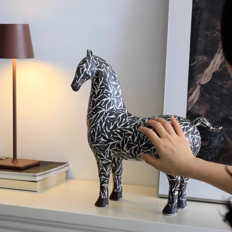Luxury Metal Horse Sculpture Modern Equestrian Statue for Home Office Desk Ornaments Elegant Living Room Premium Animal Decor