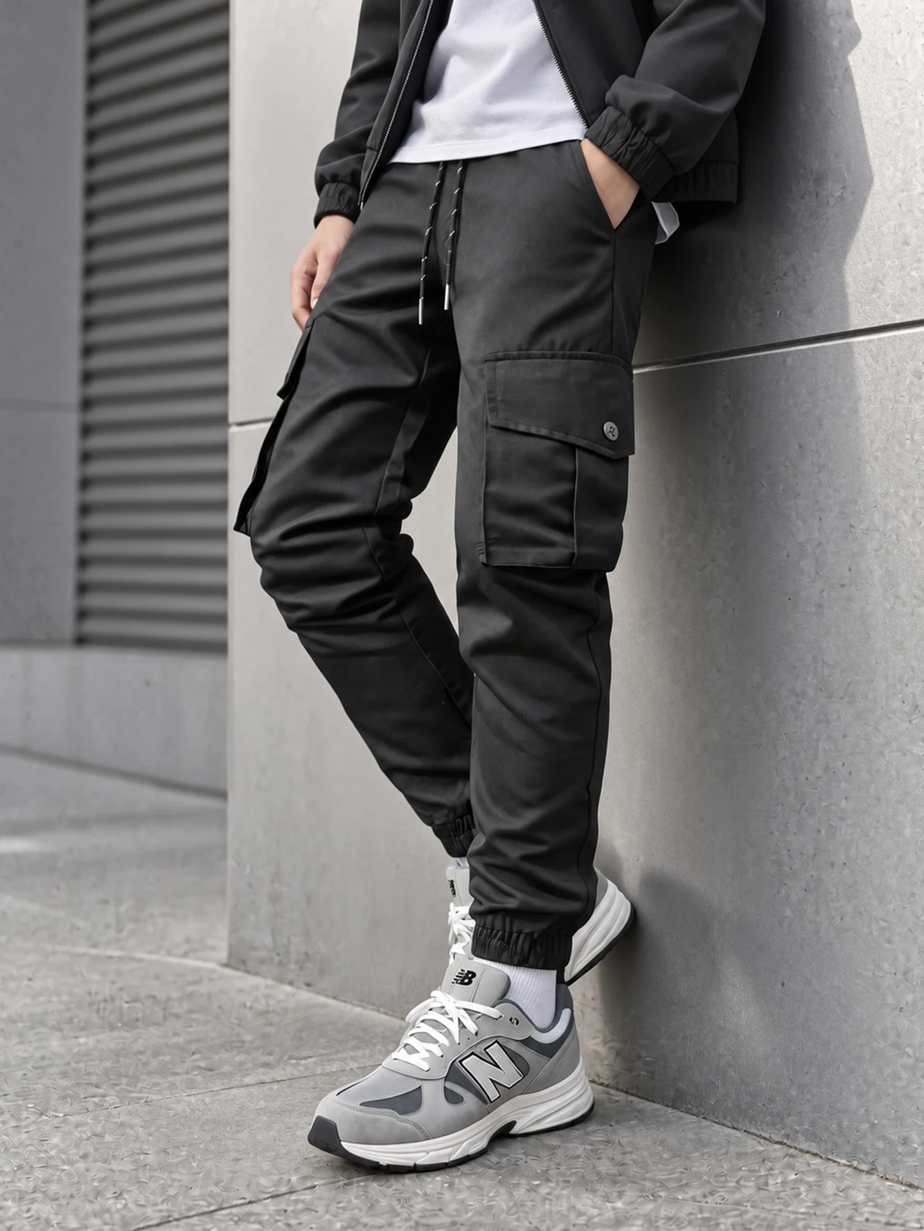 Herren Cargo-Jogginghose, schwarze, lässige, taktische Hose mit elastischem Bund, Kordelzug, mehreren Taschen, Arbeitskleidung, tailliert, mit Umschlagbündchen – Detail 4