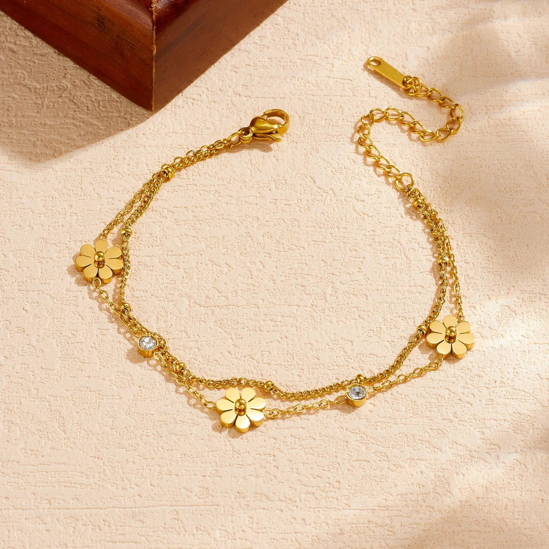 Edelstahl-Armband mit goldenen, hellen Gänseblümchen und runden Zirkonen, doppellagig, modische Damen-Handkette, wasserdichter Schmuck
