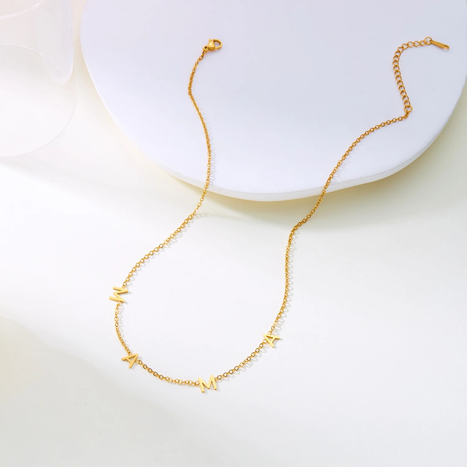Halskette mit Mama-Buchstaben-Anhänger aus Edelstahl, schlicht, modisch, goldfarben, Schlüsselbein-Halsband für Frauen, perfektes Geschenk zum Muttertag – Detail 5