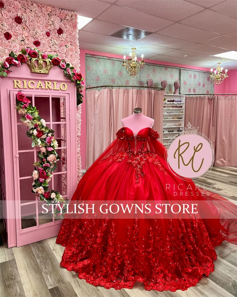 สีแดง 3Dดอกไม้QuinceaneraชุดลูกปัดAppliques Ball Gownชุดวันเกิดหรูหรา 2024 Capeพิเศษโอกาสชุดที่กําหนดเอง