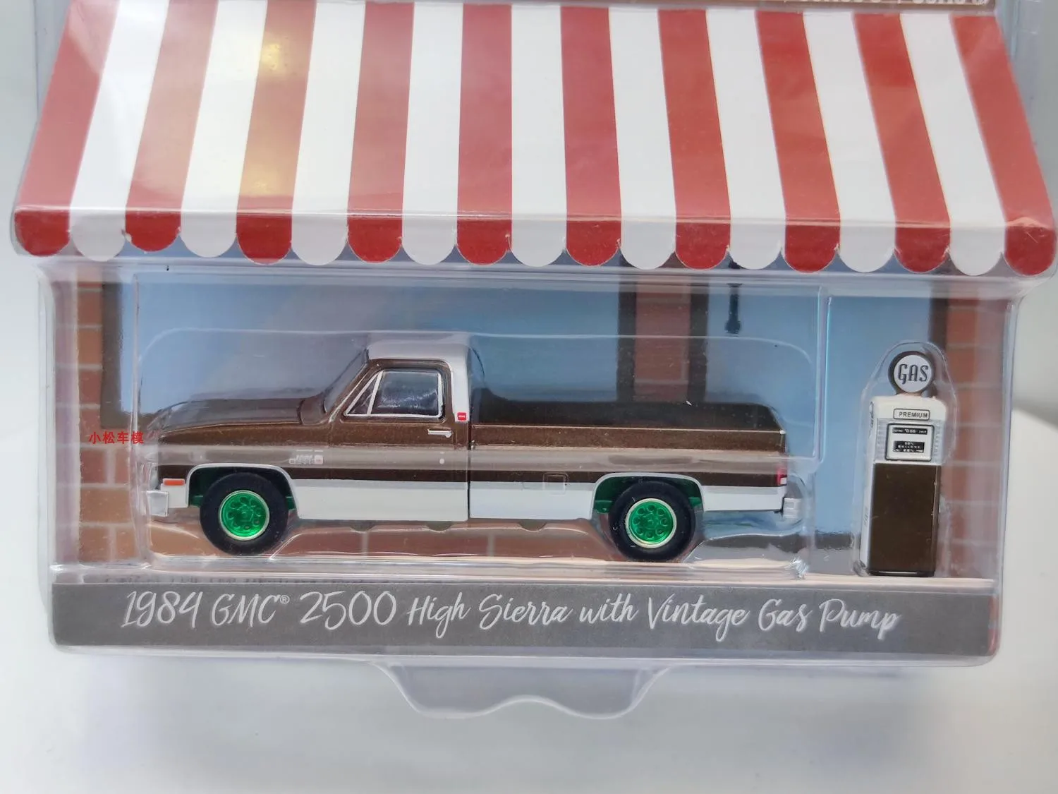 1:64 1984 GMC 2500 High Sierra&Gas Pump Station Green Edition Collection of car models