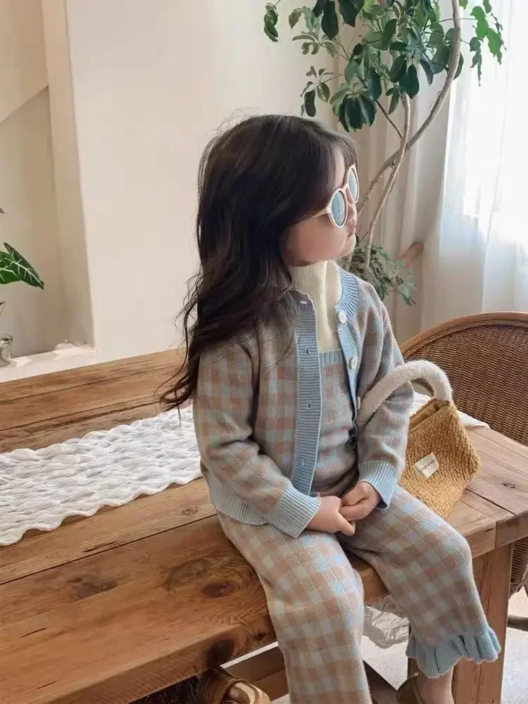 

Girl Suit 2023 New Autumn Knitted Plaid Suit Baby Solid Long Sleeve Bottoming Shirt Plaid Vest Bell Bottoms Three piece Suit