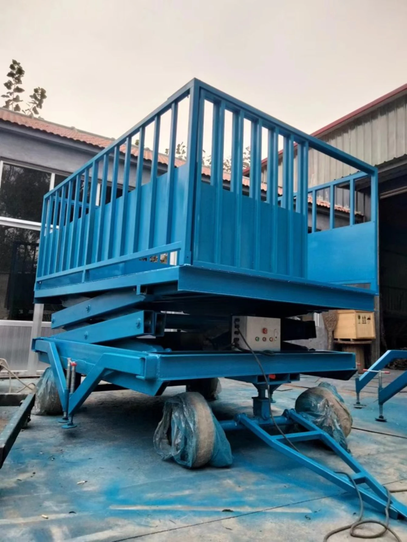 

Customized installation and modification of lifting car base frame, mobile scissor lift accessories platformr