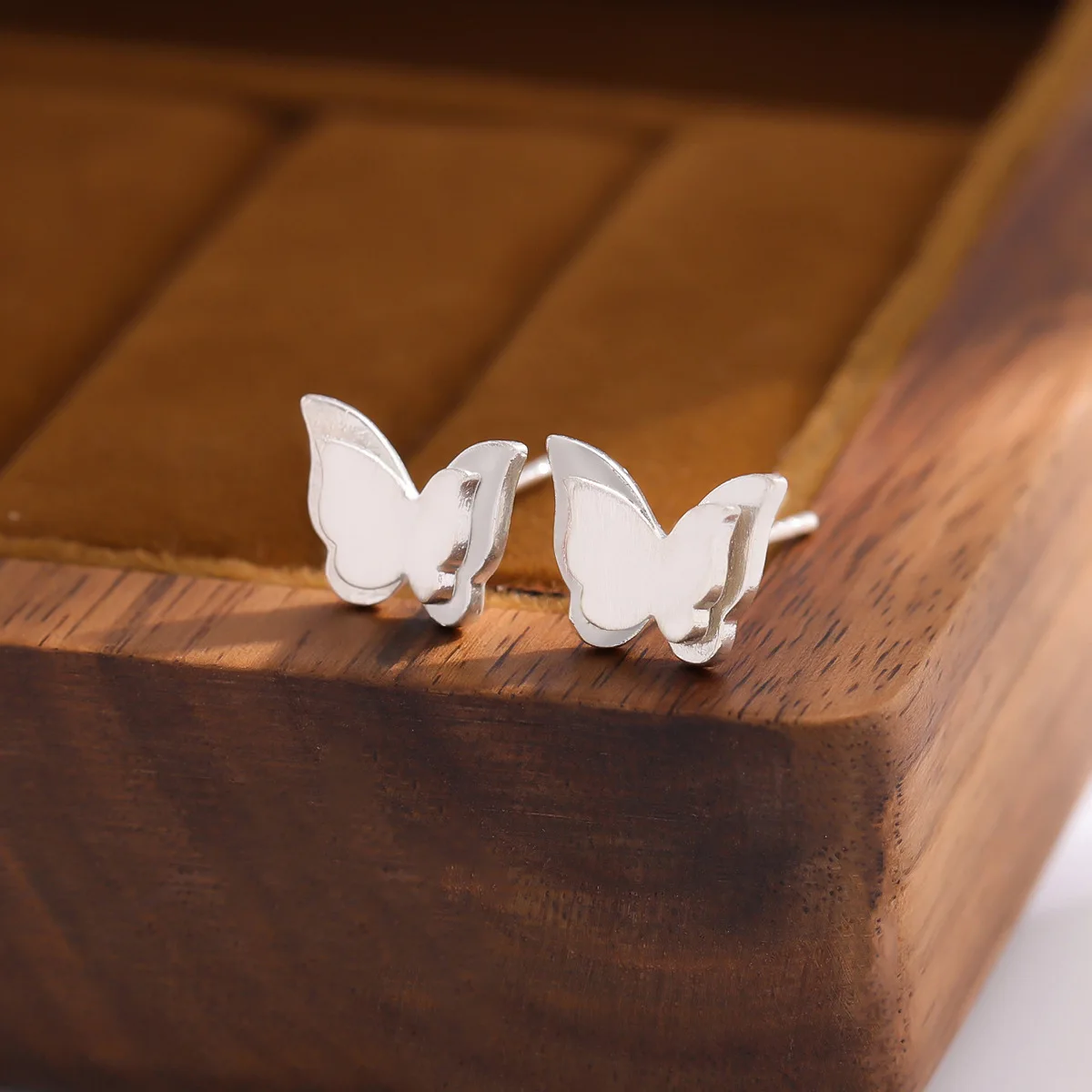 UiniTail new 925 Tibetan silver fashionable three-dimensional butterfly brushed temperament personalized small earrings ED208