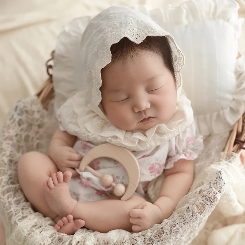 0～1ヶ月の新生児向け写真撮影用衣装。ベビーガール用、花柄のレースが施されたロンパースに、可愛らしいリボン付きヘッドバンド、ガラガラ、ピンク色の靴、装飾用小道具が付属。
