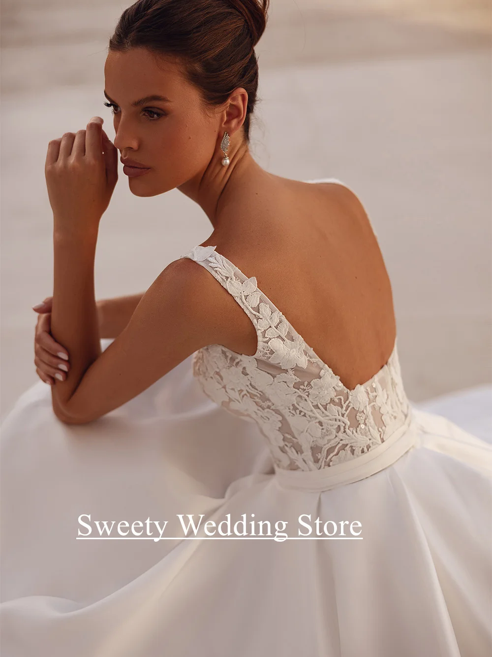 فستان زفاف ساحر مخصص برقبة مربعة بدون أكمام شفاف من خلال ذيل محكمة مزخرف على شكل حرف A فستان زفاف نسائي للعروس