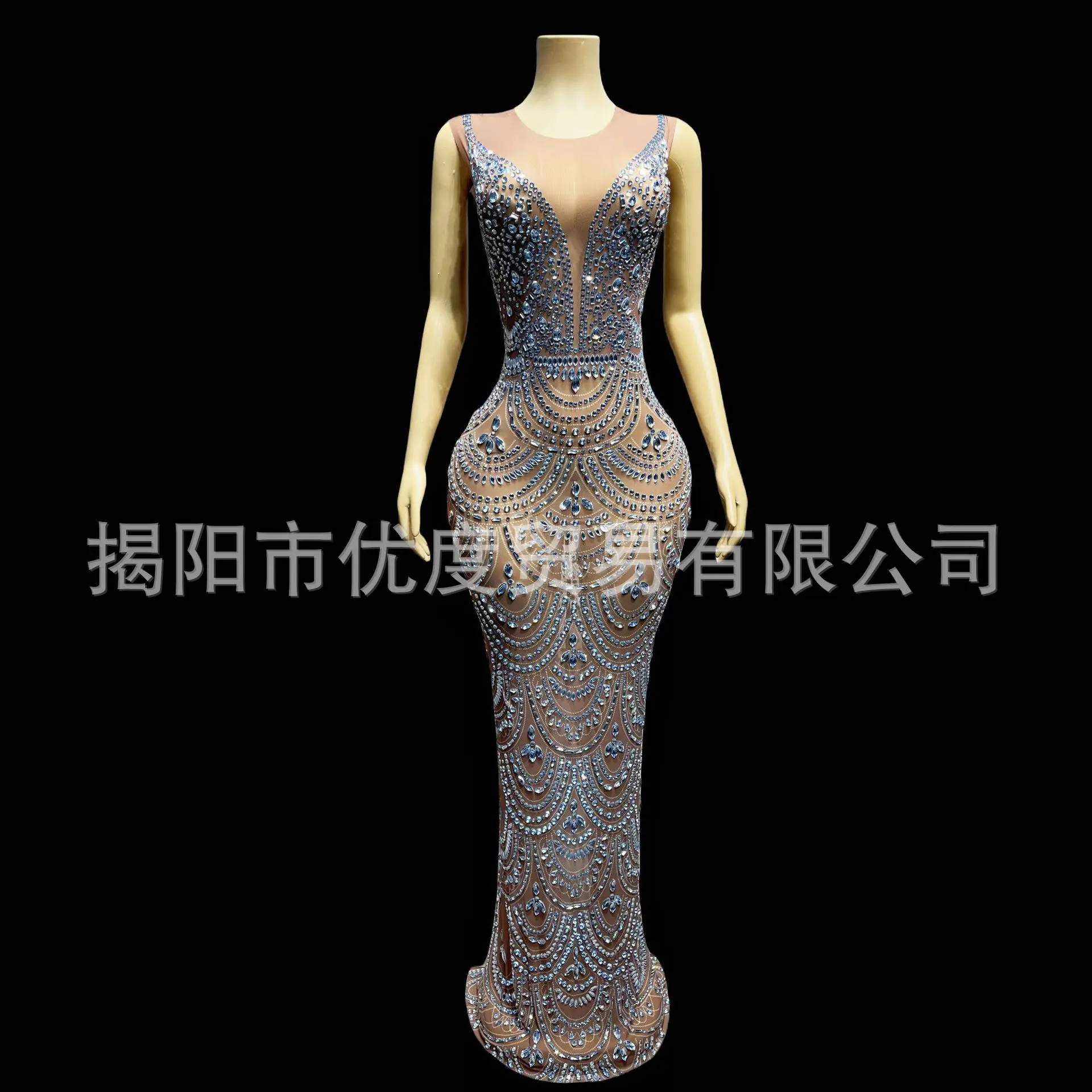 ชุดเดรสยาวดีไซน์เรียบหรู ประดับคริสตัลระยิบระยับ เหมาะสำหรับงานเลี้ยงวันเกิด งานกลางคืน งานแสดง  แบบไม่มีปก  ลายใบไม้สามแฉก