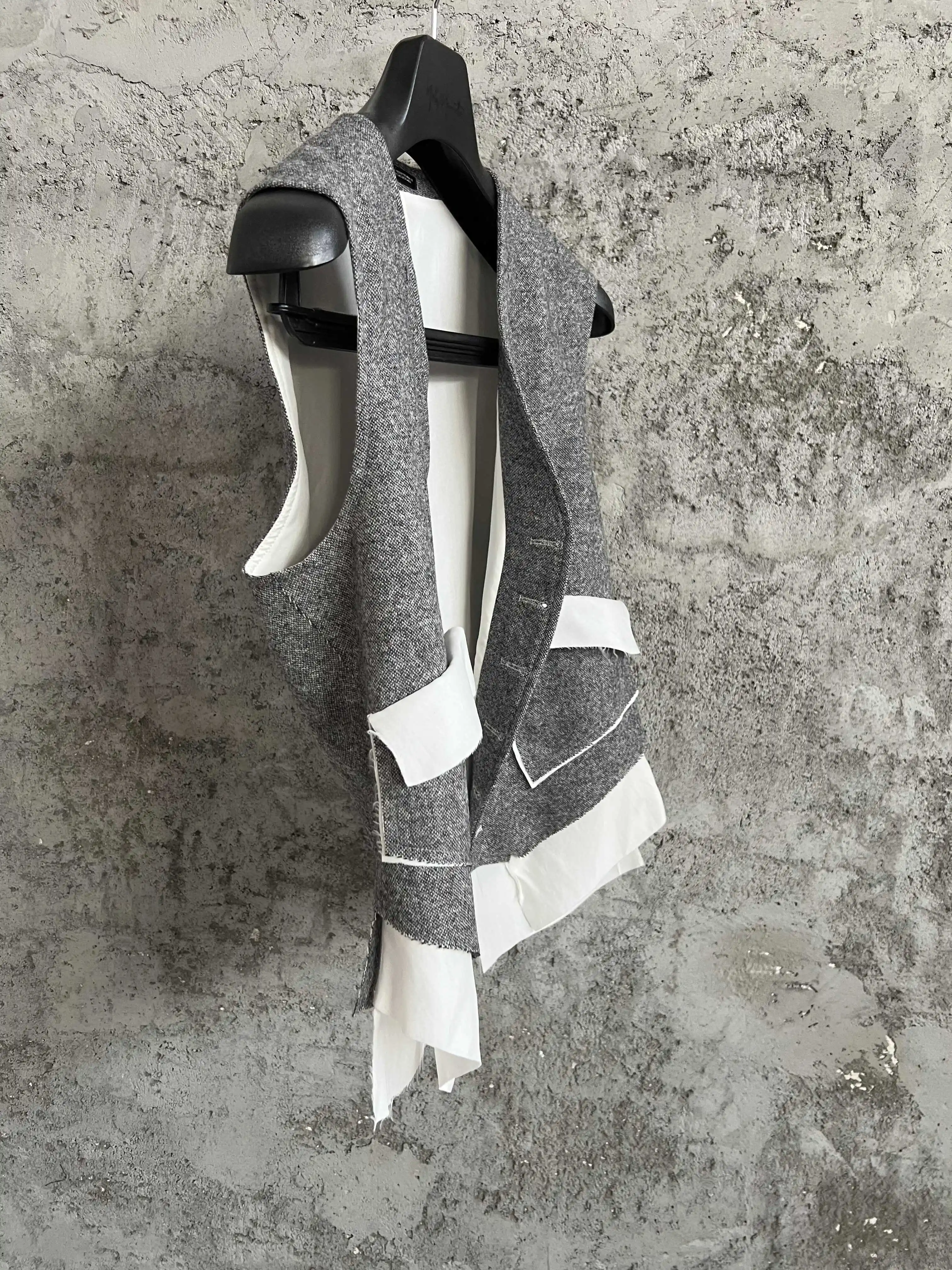 Original retro color-blocked artistic stand-up collar vest with multiple pockets and velvet waistcoat for men, a niche and trend