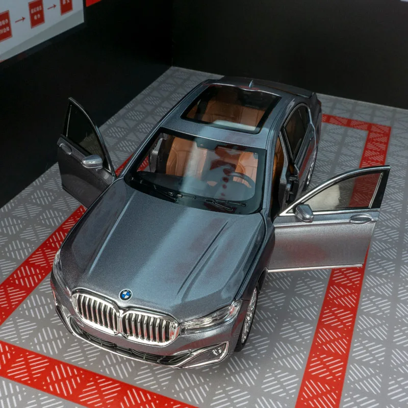1:24 BMW 760Li coche en miniatura de aleación ornamento sedán sonido y luz amortiguador juguete puerta y capó del motor maletero se puede abrir