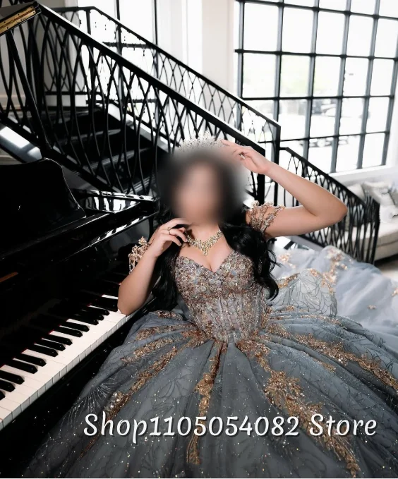 ชุดเดรสงาน Quinceanera คอลเลคชั่นหรูหราสีเงิน ประดับลูกปัดและลูกไม้ ทรงเอไลน์ ชายกระโปรงจีบ สำหรับพิธีฉลองอายุ 15 ปี สามารถสั่งตัดได้