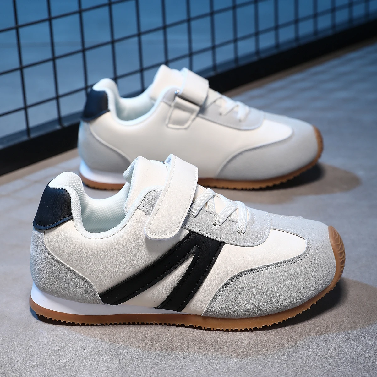 A pair of kids fashion high performance sneakers, quick rotary lace, flexible wear-resistant sole campus sports shoes YY-6065