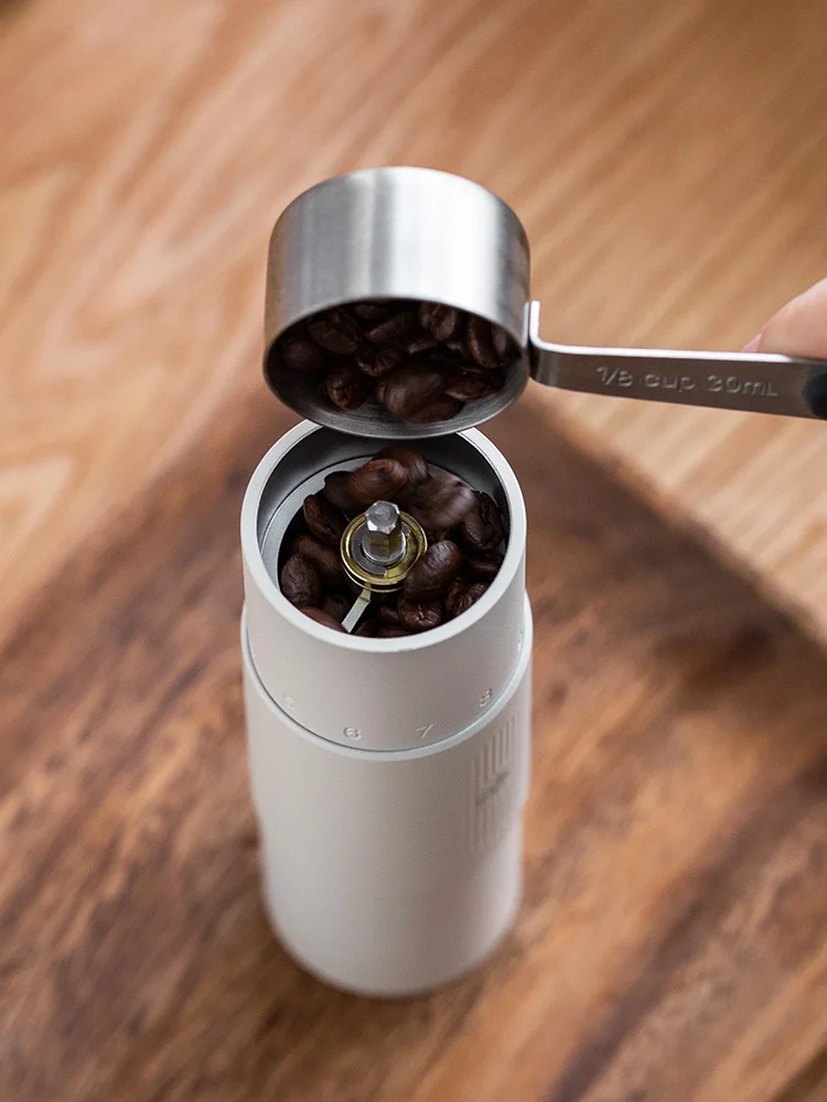 Entry-level pour-over coffee machine with a dual-bearing stainless steel grinding core