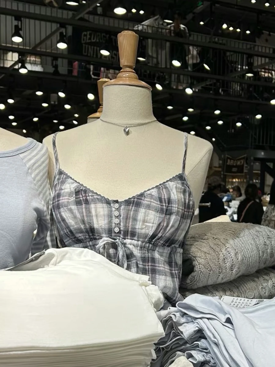 

Серый клетчатый тонкий топ на бретелях с кружевной отделкой, женские топы без рукавов с четырьмя пуговицами и v-образным вырезом, летние тонкие укороченные топы в консервативном стиле, винтажные тонкие укороченные топы