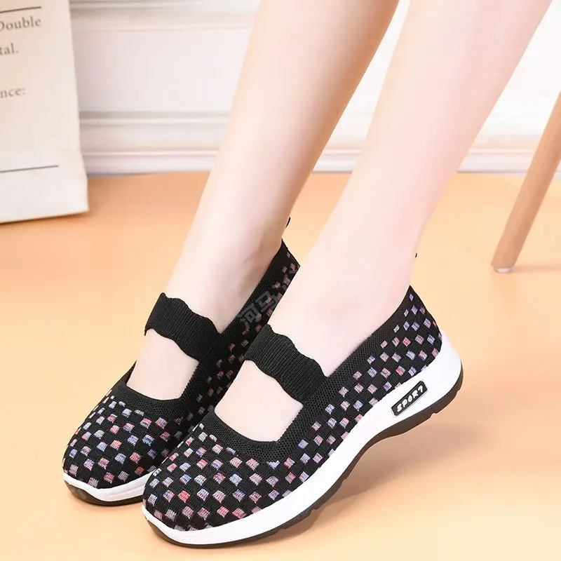 New Breathable Mother's Shoes In Summer Light Soft Soled Sports Walking Shoes One Foot Net Shoes Anti Slip Women's Shoes