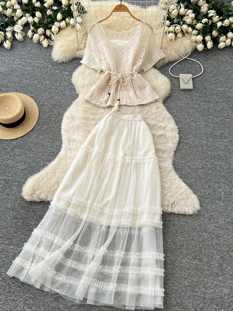 

Элегантный летний комплект из двух предметов: топ с кружевными вставками и поясом, а также юбка-сетка с высокой талией для офиса и повседневной носки.