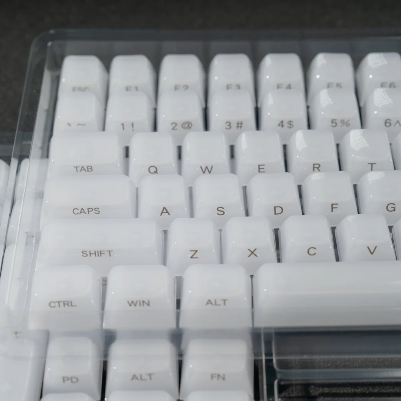 مجموعة أغطية مفاتيح مطبوعة جانبية من اليشم الأبيض الحليبي من Womier مكونة من 115 مفتاحًا MDA للوحة المفاتيح الميكانيكية Cherry Gateron MX #5
