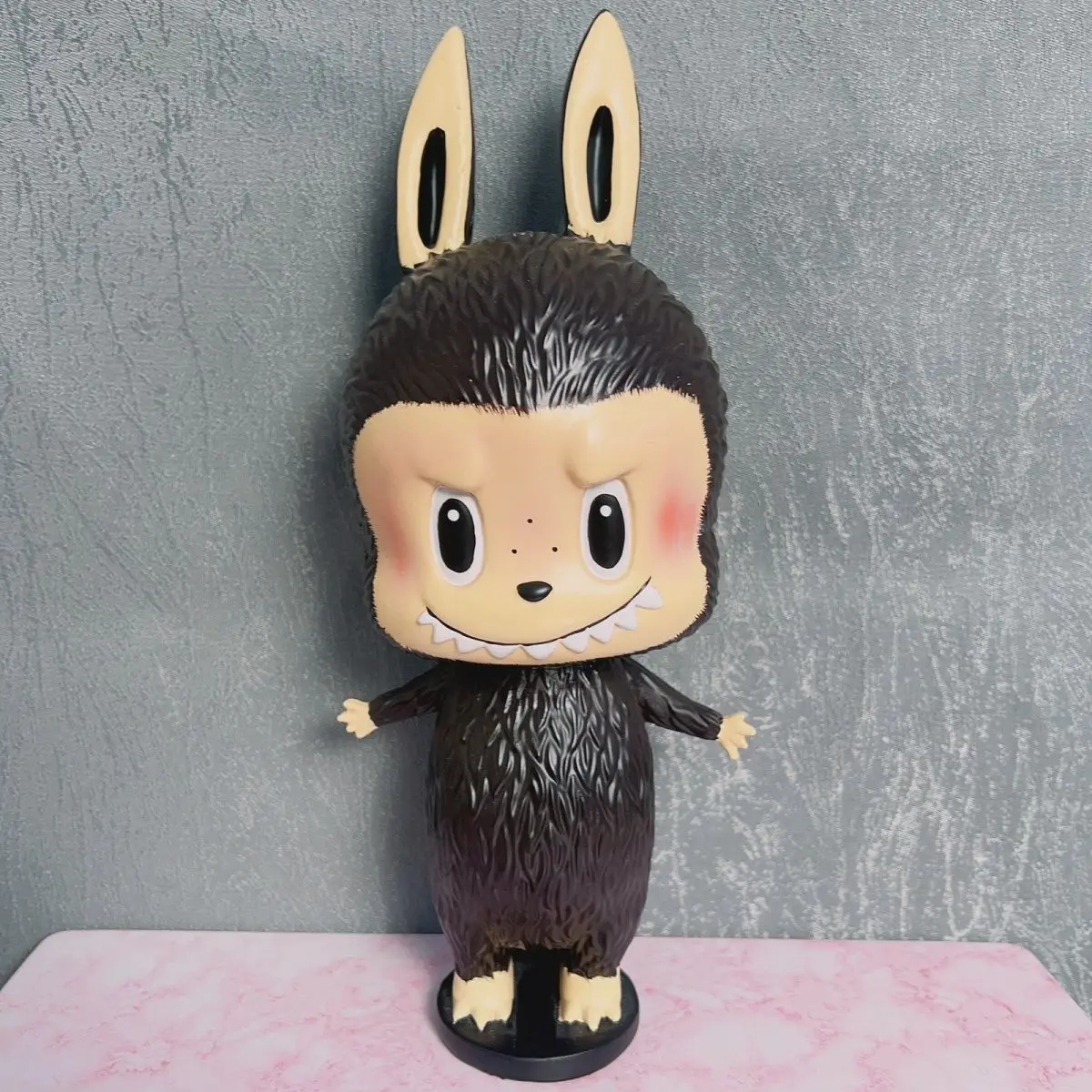 30cm Labubu Anime Figure Cute Kawaii Labubu Fashion Trend Anime Figure Resin Room ornamentnet Model Collection ragazza regalo di compleanno