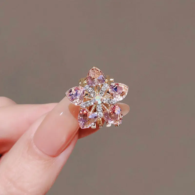 Luxuriöse Rosa Kristallblumen Mini-Haarklammer für Frauen, Glänzende Strass-Haarspange Elegante Kleine Haarnadel für Party-Haaraccessoires – Detail 3