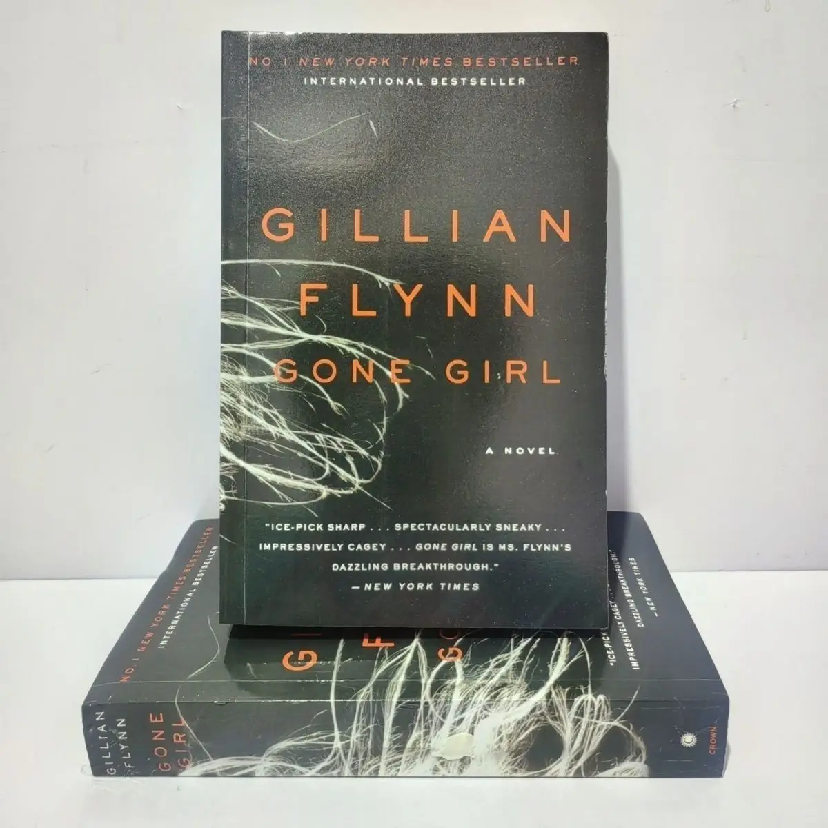 

1 BOOK Gone Girl By Gillian Flynn Novel Paperback English book