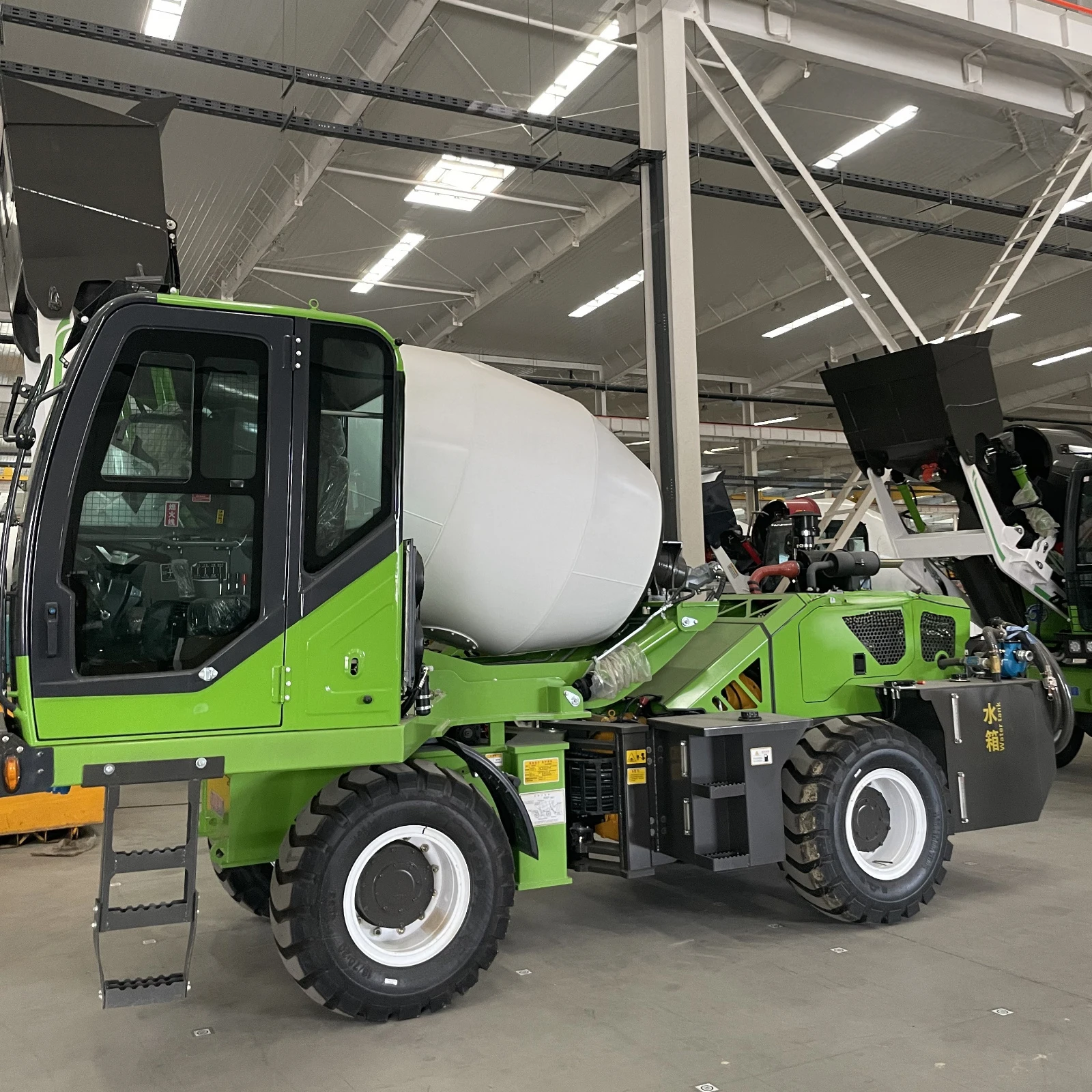 Мобильный самозагружающийся бетоносмеситель объемом от 1 до 6,5 м³ с насосом для строительных площадок