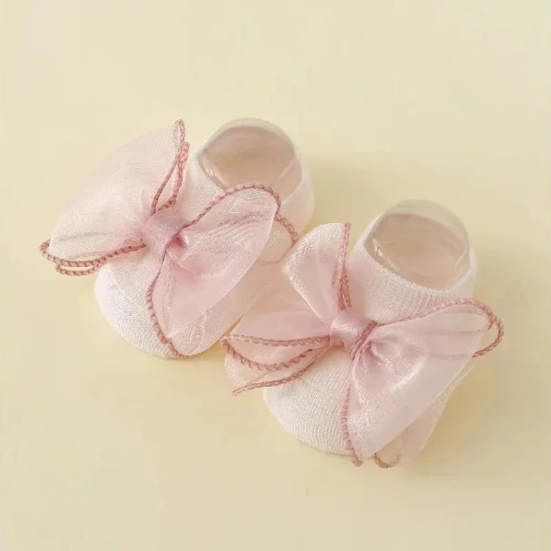 مجموعة مكونة من قطعتين: عصابة رأس على شكل فيونكة دانتيل للأطفال وجوارب قطنية غير قابلة للانزلاق، جوارب للفتيات حديثي الولادة مع عصابة رأس لإكسسوارات شعر الطفل