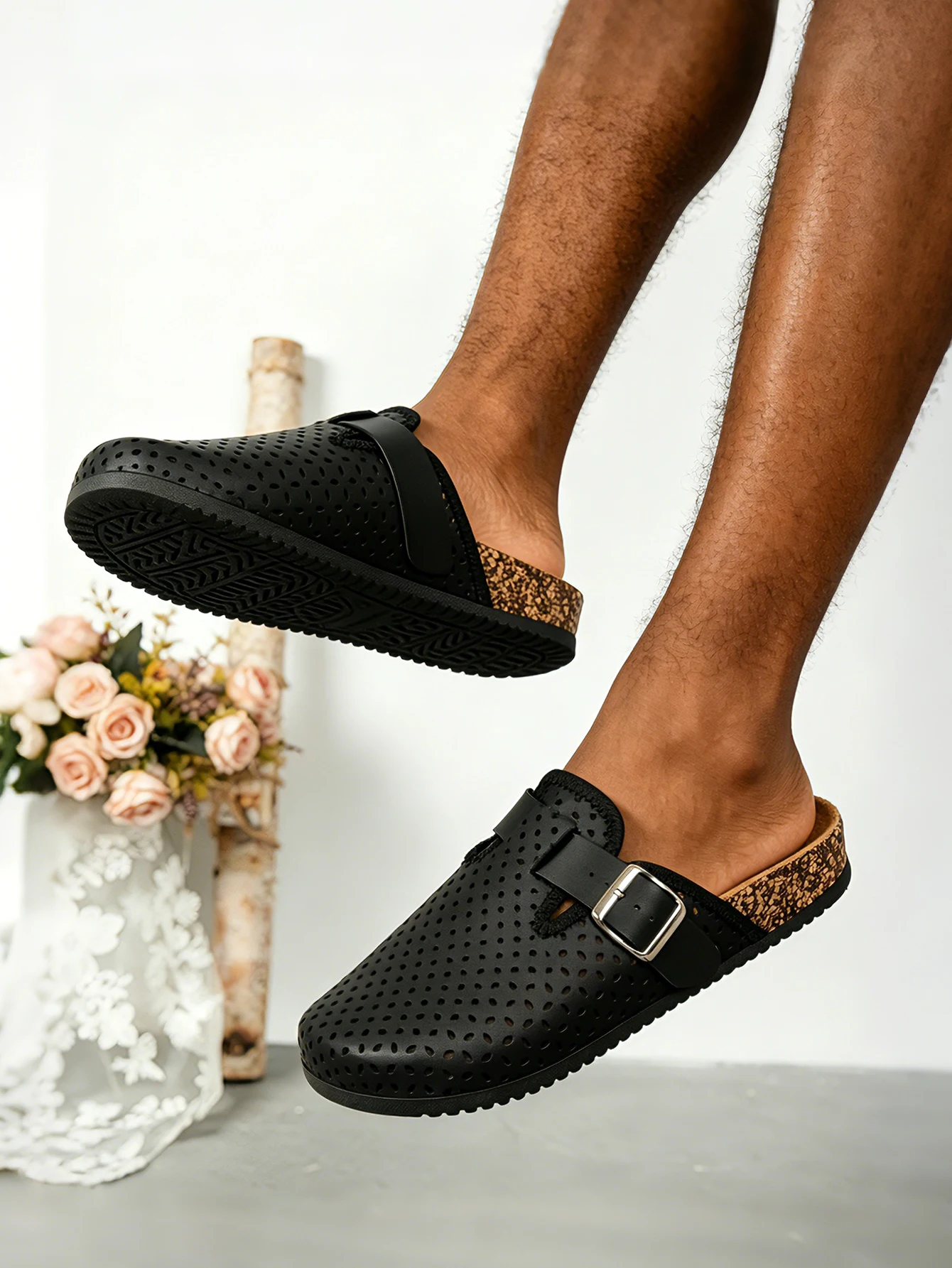 Herren Allwetter-Freizeitsandalen mit PU-Obermaterial, atmungsaktiv, perforiert, flach, zum Hineinschlüpfen, mit verstellbarer runder Schnalle und geschlossener Zehenpartie, bequeme Strandpantoffeln – Detail 2