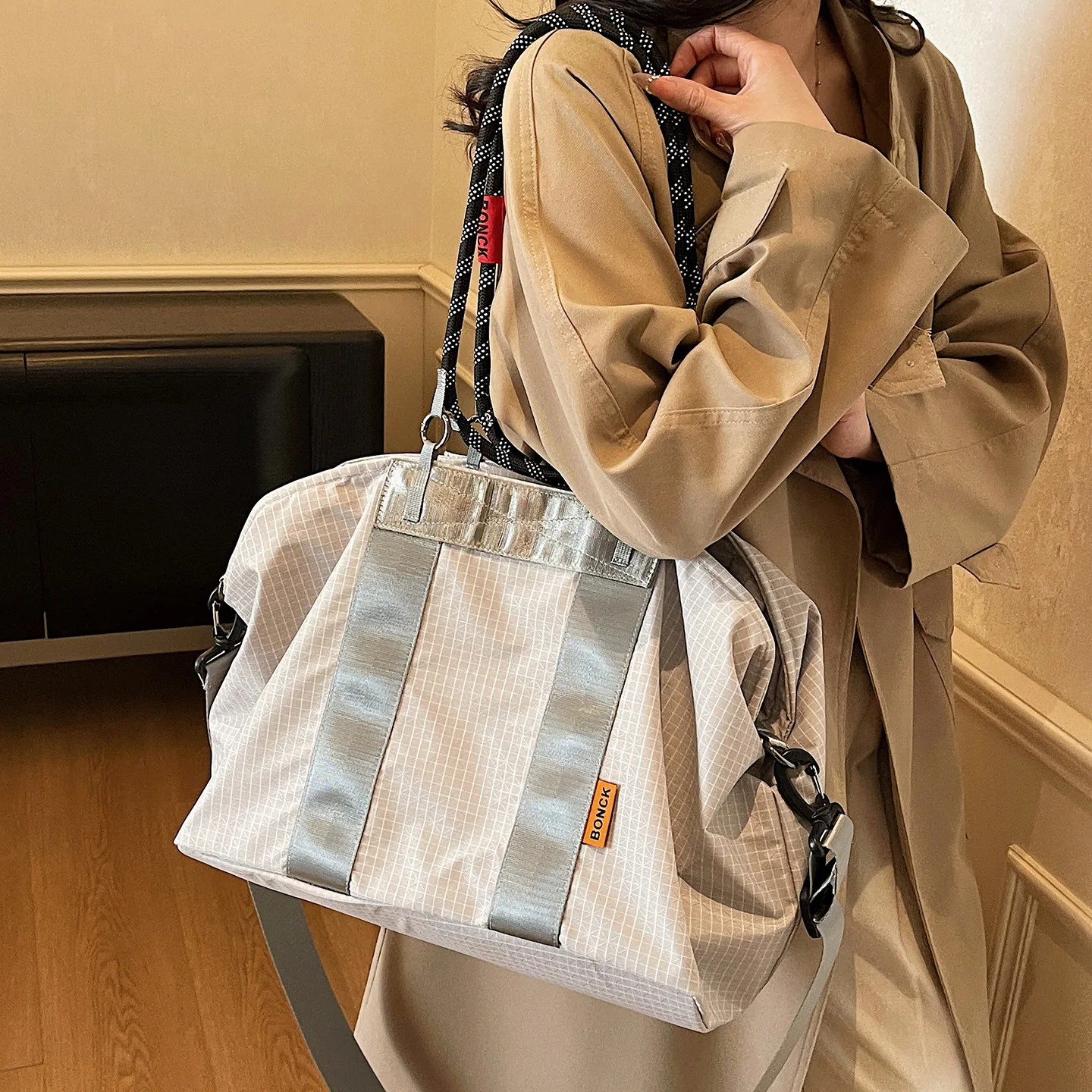 outdoor-fitness-bag-commuter-travel-diagonal-handbag-wet-and-dry-separation-velvet-material-grid-pattern-leisure-scene