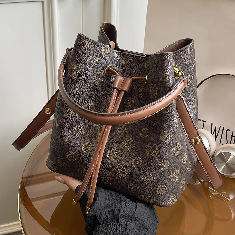 ​ ​ Torba typu hobo 2025 SS, przestronna, wysokiej jakości, z możliwością transformacji na torebkę do ręki i na ramię dla kobiet, teksturowana torba na co dzień i na wieczór.