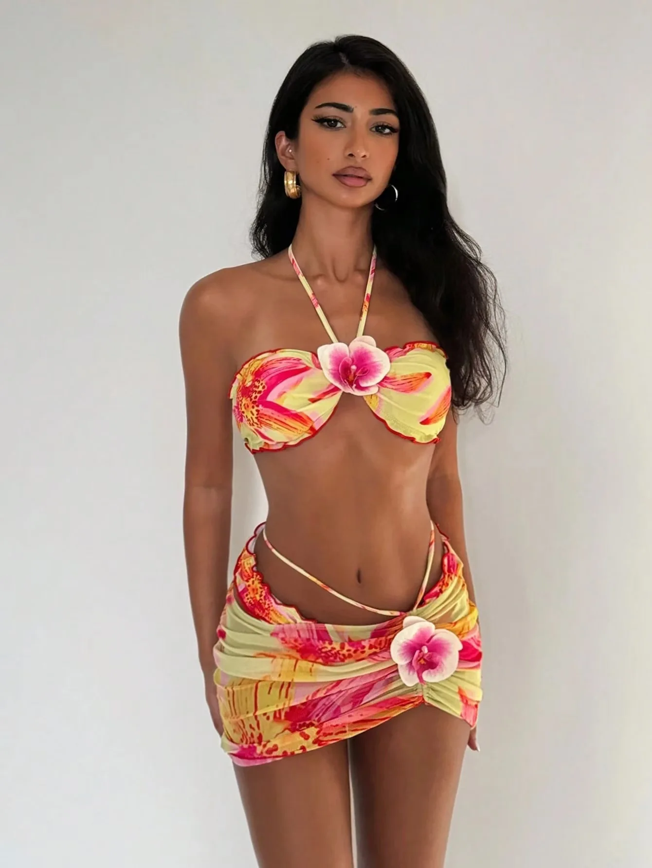 3-teiliges rückenfreies Neckholder-Bikini-Set für Damen, körperbetonte Unterseite mit Aufdruck und Vertuschung, sexy Blumen-Boho-Bademode, Sommer, Strand, Neu