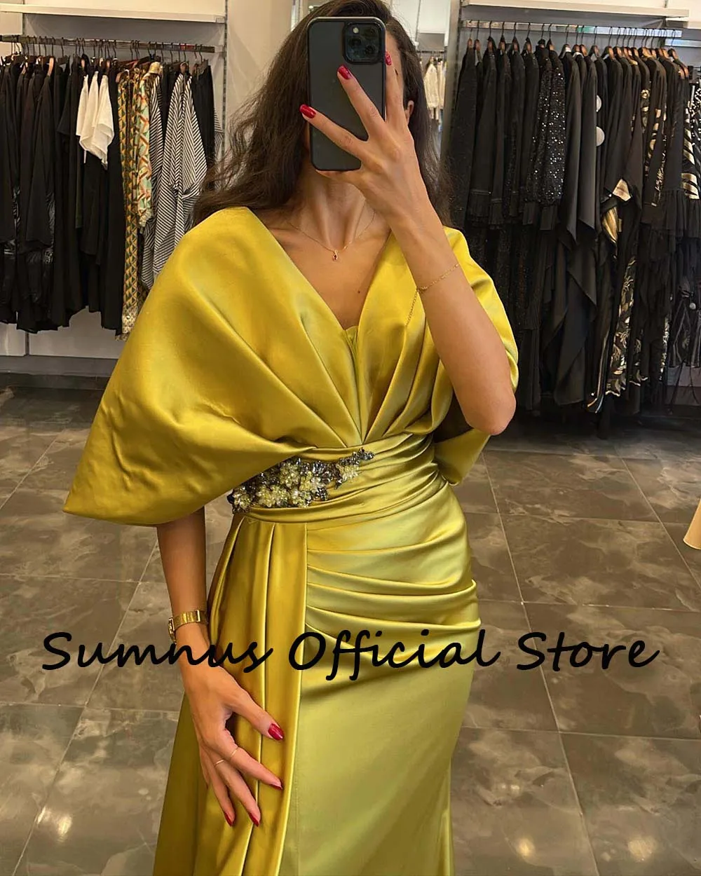 Vestidos longos de cetim dourado com trem de cortina, decote V, meia manga, vestido de baile dividido lateral, árabe saudita, cinto de miçangas, vestidos formais