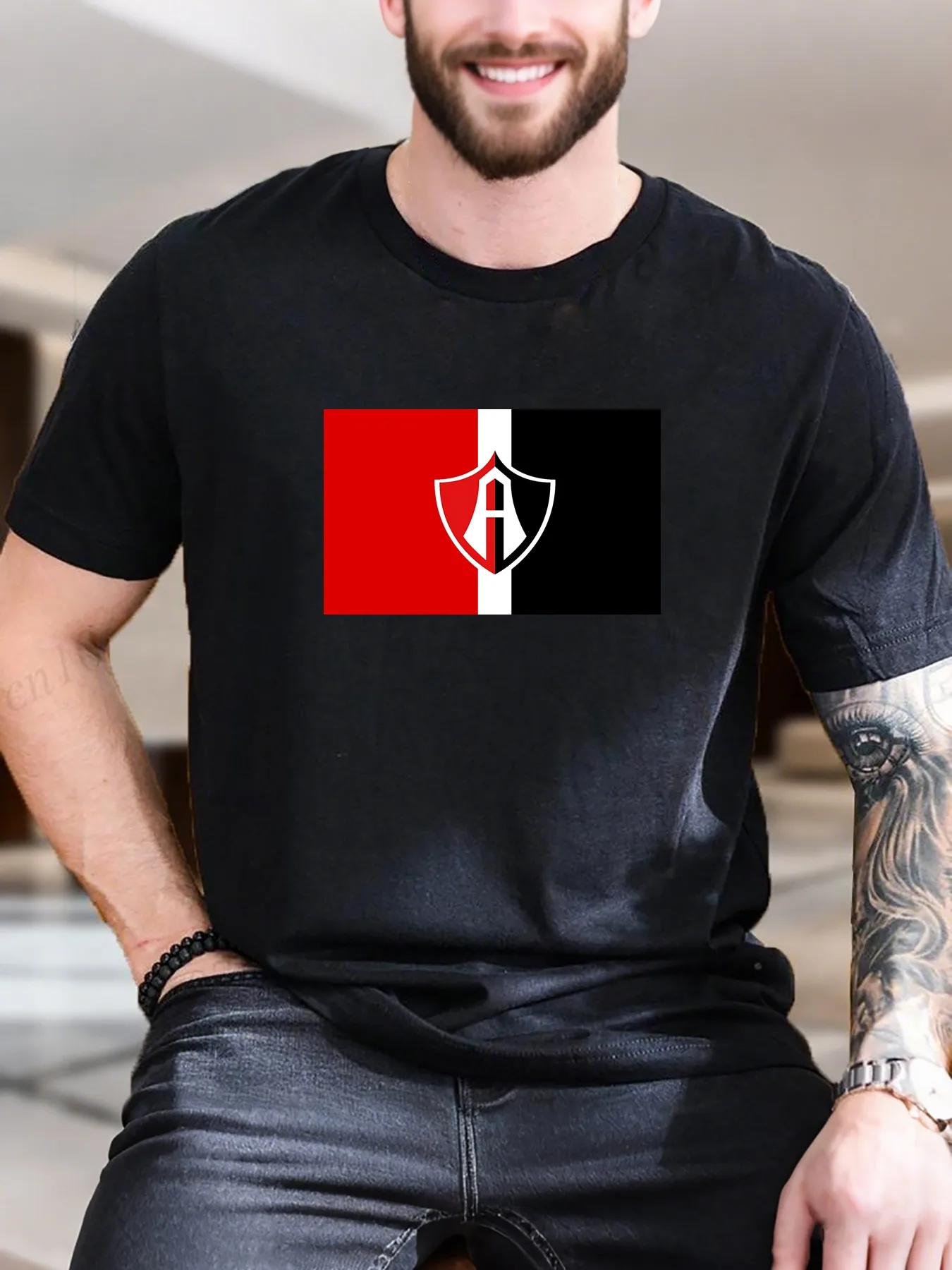 

Мужская футболка с коротким рукавом с принтом — красно-черный щит с дизайном в белую полоску, 100% хлопок, дышащая и удобная, повседневная S